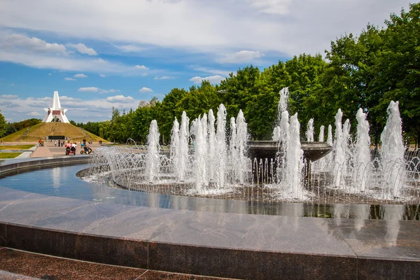 Fuente frente al "Montículo de la Inmortalidad" en Bryansk. Rusia . Imágenes De Stock Sin Royalties Gratis