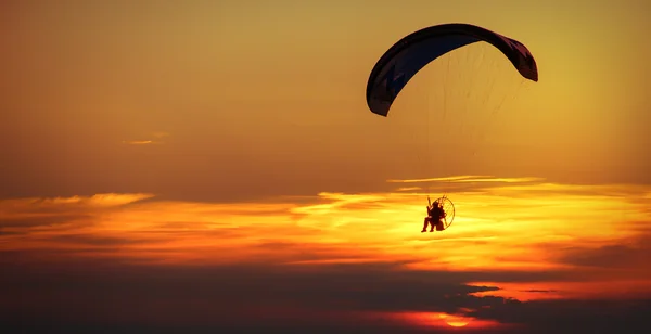 Man op paraglider — Stockfoto