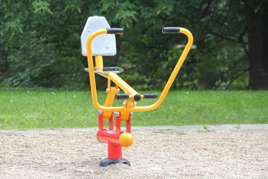 Açık egzersiz için parkta sokak kürek makine