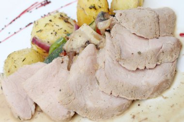 Patates, sebze, et suyu ve Frenk üzümü soslu fırında domuz eti. 