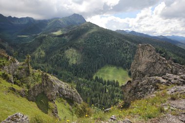 Dağ manzarası ile taş kayalıklarla. Nosal Mountain, Tatry, Polonya görünümünden.