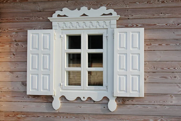 Ventana de madera con hermosas persianas blancas debajo de la antigua . —  Fotos de Stock