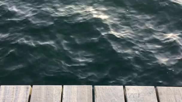 Spokojne Morze Drewniane Molo Uspokajające Tło Ciemna Woda Lśni Słońcu — Wideo stockowe