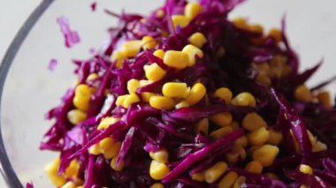 Salatada taze sebzeler. Kırmızı lahana ve mısır. Sağlıklı ve lezzetli vejetaryen yemekleri.. 
