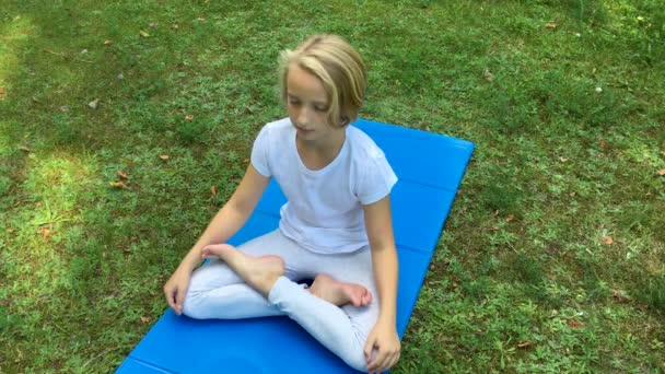 Belle Jeune Fille Blonde Âge Scolaire Fait Yoga Sur Tapis — Video