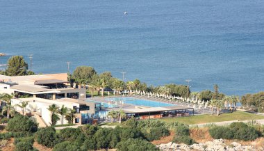 Deniz kenarında yüzme havuzu olan bir otel. Üst görünüm.