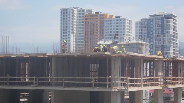 Batumi Georgia 2021年8月14日建筑商们正在一个建筑工地上工作 正在建造一座多层楼房 — 图库视频影像
