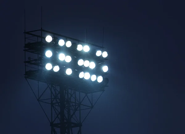 Metalen verlichting mast met schijnwerpers — Stockfoto