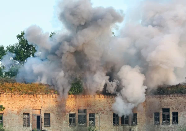 Rauch steigt nach der Explosion in die Luft Stockfoto
