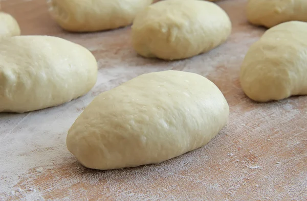 Ahşap oyun tahtası un ile hamur çiğ börek