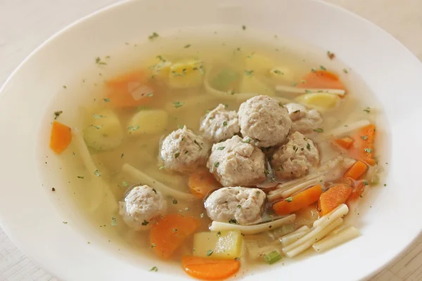 Supă de legume cu chiftele de pui — Fotografie, imagine de stoc