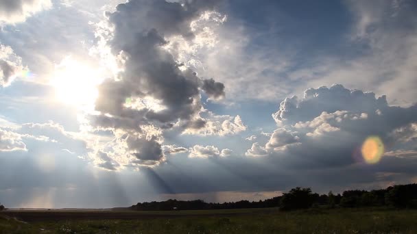 Le nuvole si muovono nel cielo, illuminate dalla luce del sole — Video Stock