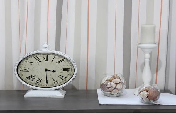 Relojes vintage, jarrones con conchas y velas en el estante —  Fotos de Stock