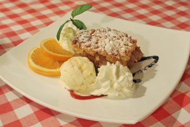 Elmalı turta ile dondurma, çırpılmış krema ve turuncu