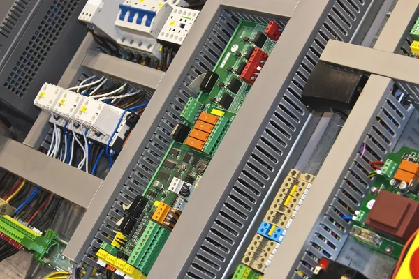Electonics kontroli. Sterowanie elektroniczne przemysłowe bloku w metalowe półki. — Zdjęcie stockowe