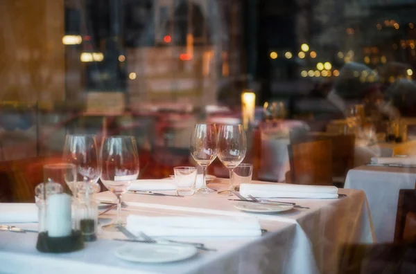 Glazen instellen in restaurant — Stockfoto