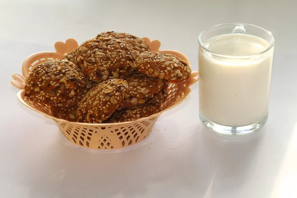 Çerezler bir sepet ve bir bardak süt