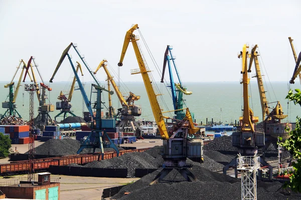 Port maritime avec grues et charbon Images De Stock Libres De Droits