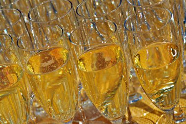 Bir kadeh şampanya.