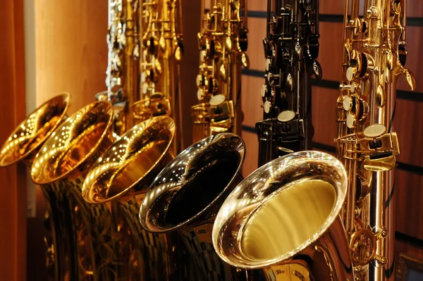 Des saxophones en magasin Image En Vente