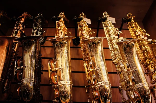 Saxophones en magasin 3 Photos De Stock Libres De Droits