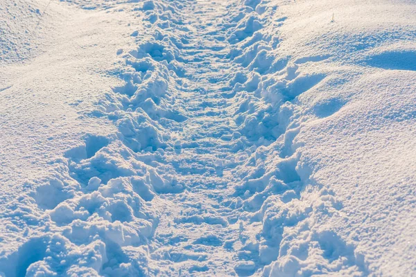 Kışın dağda karda yol