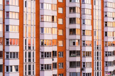 Balashikha, Rusya - 11 Mayıs 2021: çok katlı panelhane. Akşam günbatımı pencerelere yansıyor