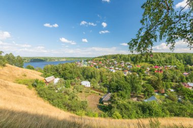 Yazın Shokhonka nehrinin kıyısındaki Plyos kasabasının manzarası, Ivanovo bölgesi, Rusya.