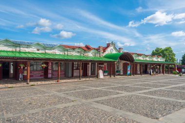 Plyos, Ivanovo bölgesi, Rusya - 1 Ağustos 2021: Merkezi meydanda eski bir taş bina. Turistler için hediyelik eşya satışı. Rusya 'nın Altın Yüzüğü.