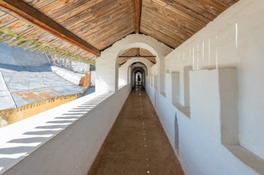 Kremlin 'in koruyucu duvarı Rostov Veliky' deki beyaz taştan yapılmış, Yaroslavl bölgesi, Rusya