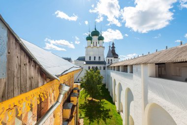 Rostov Veliky, Yaroslavl bölgesi, Rusya - 4 Ağustos 2021: Rostov Kremlin manzaralı. Yazın eski mimari