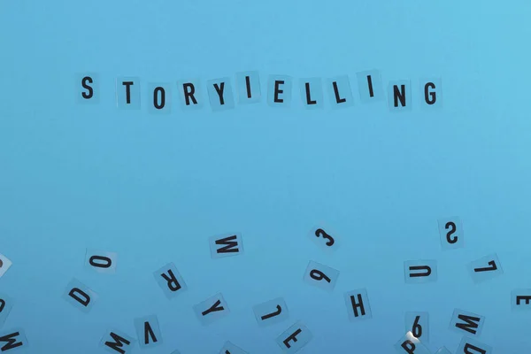 Geschichten erzählen, um sie zu verkaufen. Storytelling-Konzept Layout auf blau — Stockfoto