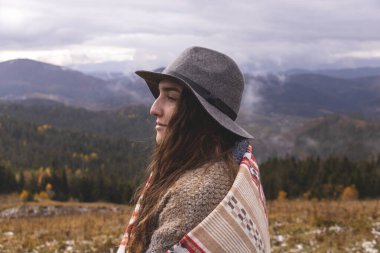 Seyahat tutkusu konsepti. Dağlarda boho stili bir kadın