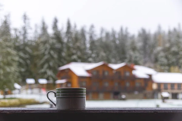 Café de la mañana con vistas a los abetos verdes con la primera nieve en las montañas —  Fotos de Stock