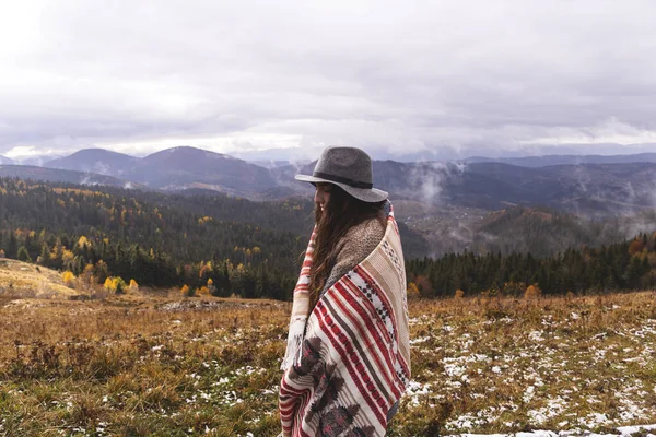 Fernweh. Frau im Boho-Stil in den Bergen — Stockfoto