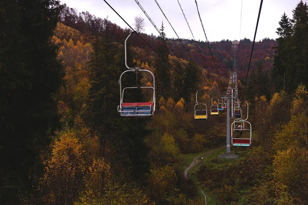 Nyílt lift a hegyek között az őszi erdő — Stock Fotó
