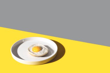 2021 'in beyaz tabakta pişmiş yumurtası.