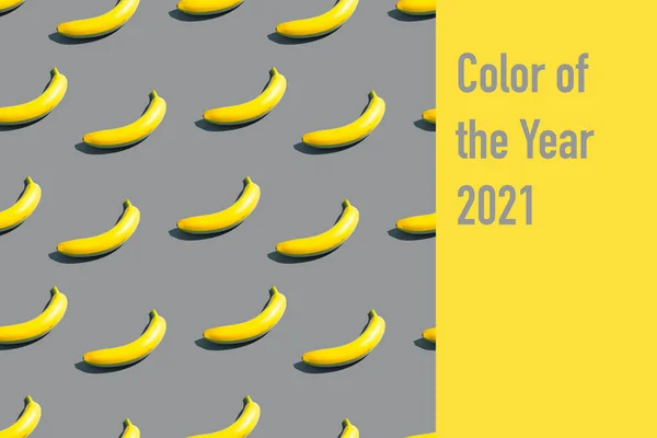 2021 yılının rengi - nihai gri üzerinde sarı muzları aydınlatan. — Stok fotoğraf