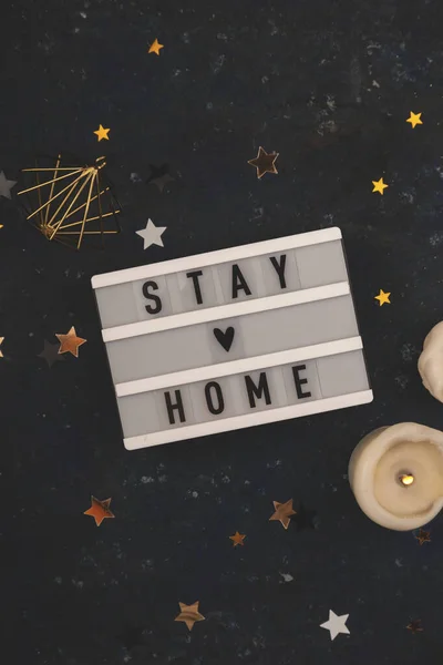Stay Home écrit sur lightbox parmi les décorations de Noël — Photo
