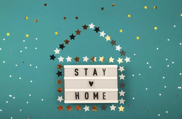 Stay Home napsaný na lightbox mezi vánoční atributy — Stock fotografie