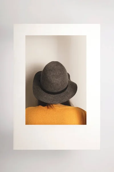 Ragazza in maglione giallo e cappello grigio in piedi in cornice surreale — Foto Stock