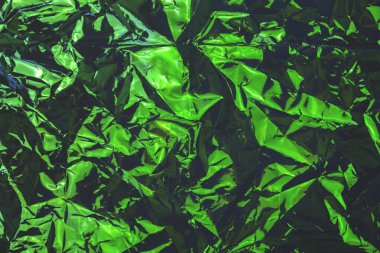 Yeşil buruşuk desenli holografik trend koyu arkaplan