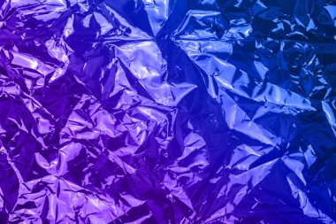 Neon buruşmuş holografik modayı yansıtan koyu arkaplan