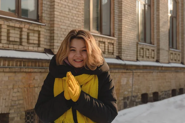 Belle fille blonde heureuse avec une écharpe jaune et des gants souriants — Photo