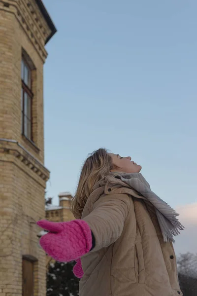 Menina branca bonita com mitenes rosa em um dia de inverno apreciando a natureza — Fotografia de Stock