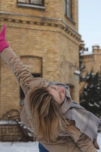 美丽的高加索女孩，冬天戴着粉色手套，享受大自然 — 图库照片