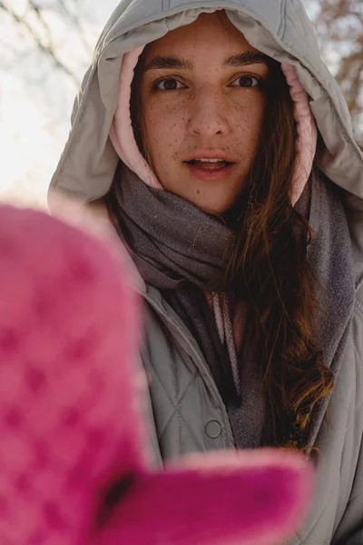 Mujer con pecas en ropa de invierno con manoplas al aire libre disfruta del invierno —  Fotos de Stock