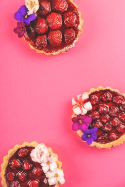 Çiçeklerle süslenmiş bahar ev yapımı mini turtalar.