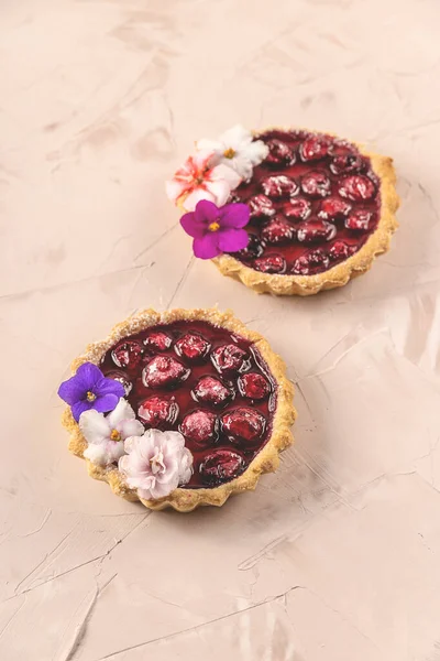 Mini tartes maison de printemps aux baies décorées de fleurs — Photo