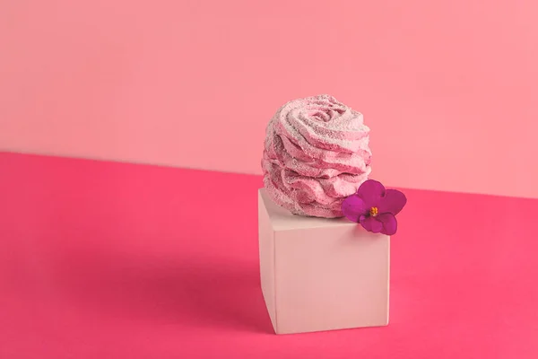 Berry zelfgemaakte roze marshmallow licht voorjaar dessert met bloemen — Stockfoto